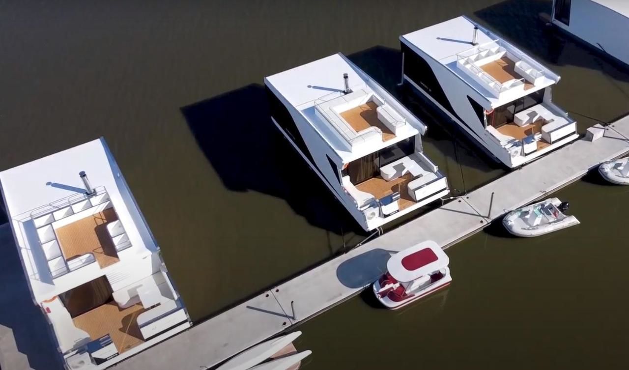 Ботели Grand HT Houseboats- domki na wodzie z motorówką, sauną, wanną z hydromasażem i kominkiem Unieście Мельно