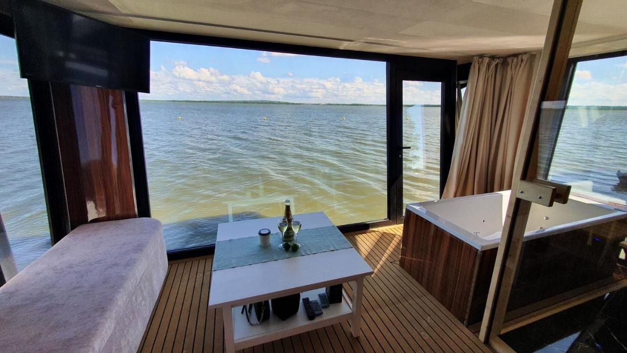 Ботели Grand HT Houseboats- domki na wodzie z motorówką, sauną, wanną z hydromasażem i kominkiem Unieście Мельно-5