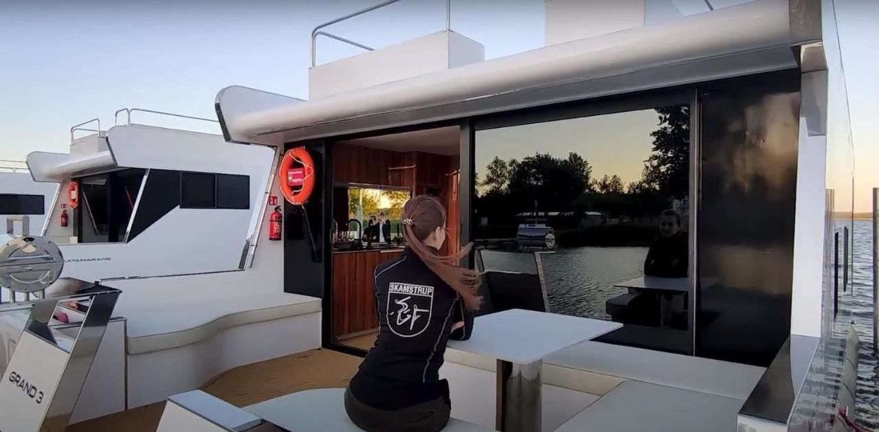 Ботели Grand HT Houseboats- domki na wodzie z motorówką, sauną, wanną z hydromasażem i kominkiem Unieście Мельно-6