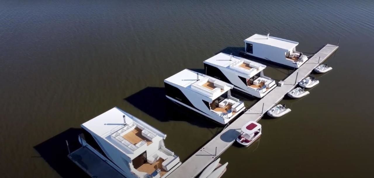 Ботели Grand HT Houseboats- domki na wodzie z motorówką, sauną, wanną z hydromasażem i kominkiem Unieście Мельно-7