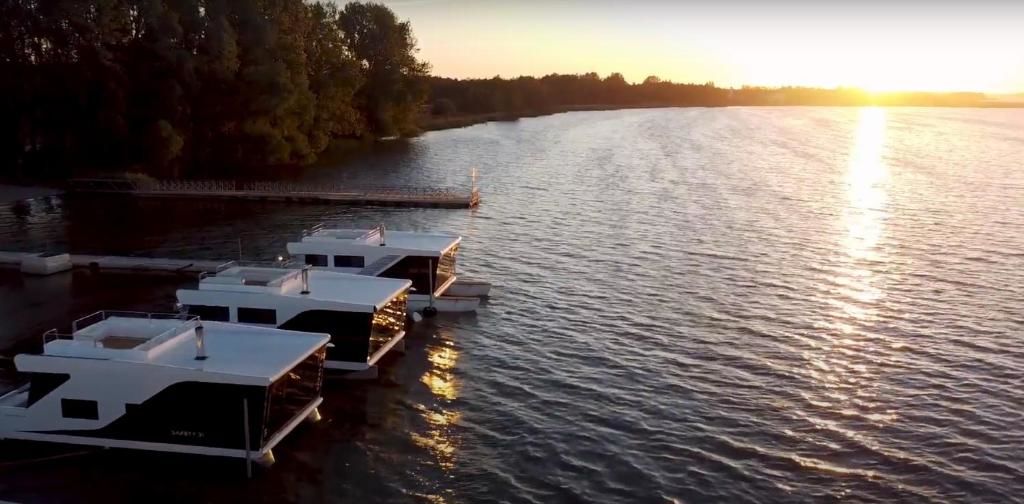 Ботели Grand HT Houseboats- domki na wodzie z motorówką, sauną, wanną z hydromasażem i kominkiem Unieście Мельно-43