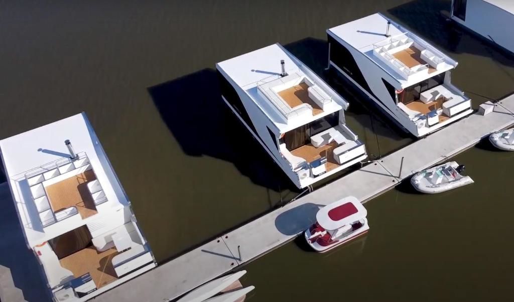 Ботели Grand HT Houseboats- domki na wodzie z motorówką, sauną, wanną z hydromasażem i kominkiem Unieście Мельно-44