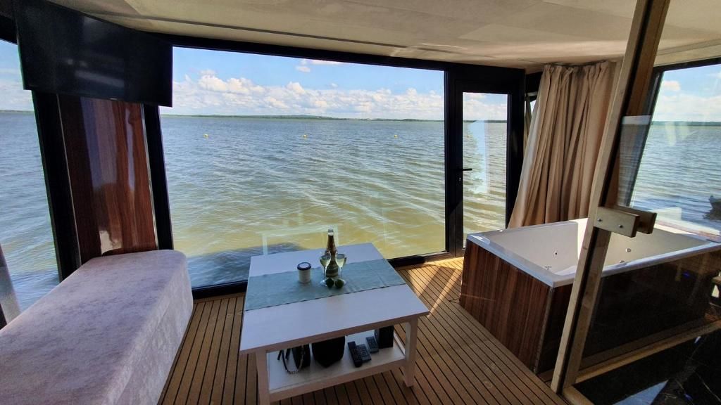 Ботели Grand HT Houseboats- domki na wodzie z motorówką, sauną, wanną z hydromasażem i kominkiem Unieście Мельно-52