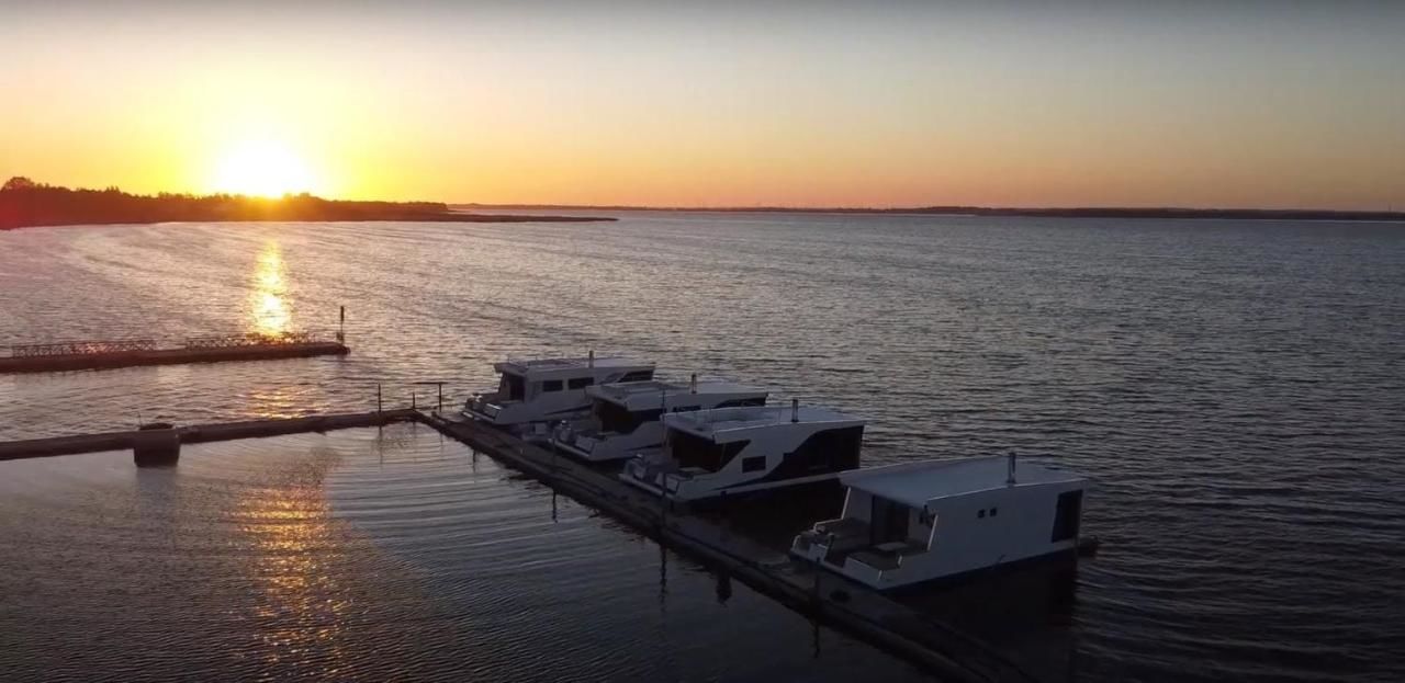 Ботели Grand HT Houseboats- domki na wodzie z motorówką, sauną, wanną z hydromasażem i kominkiem Unieście Мельно-8