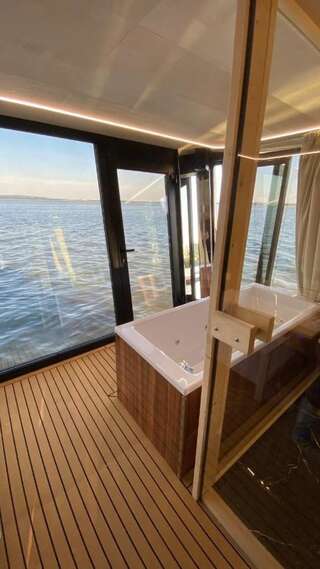 Ботели Grand HT Houseboats- domki na wodzie z motorówką, sauną, wanną z hydromasażem i kominkiem Unieście Мельно House on Water Grand 1 with motorboat, sauna, fireplace and jacuzzi-12